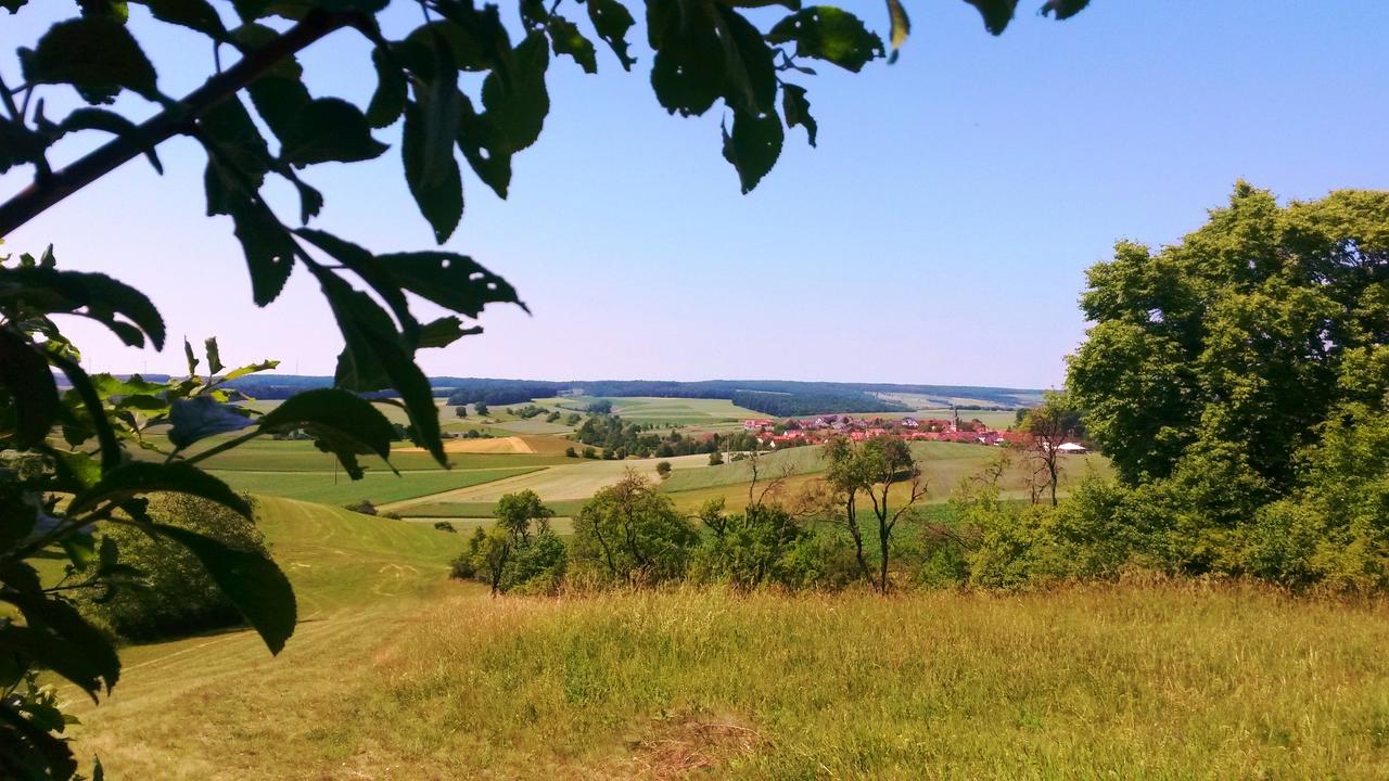 Am Wanderweg * Aidhausen